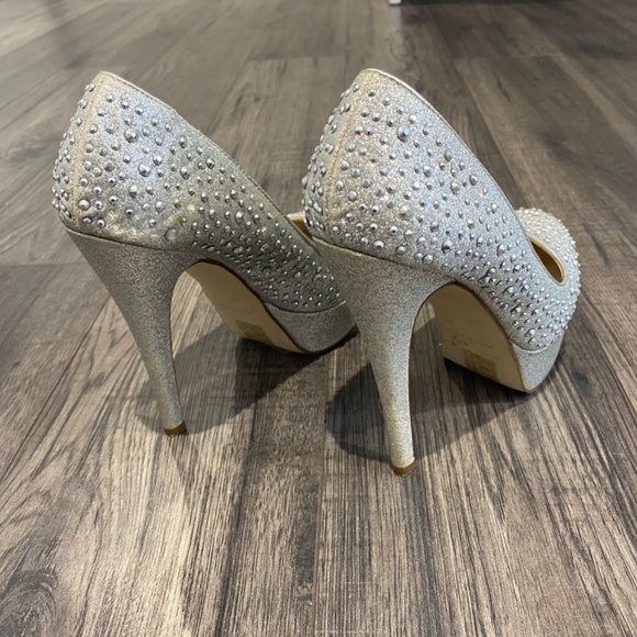 Size 6 Silver Heels from Aldo - Picture 2 of 4